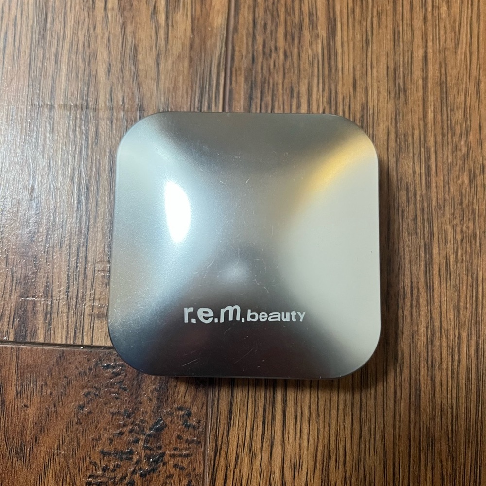 R.E.M Beauty Interstellar Highlighter Topper